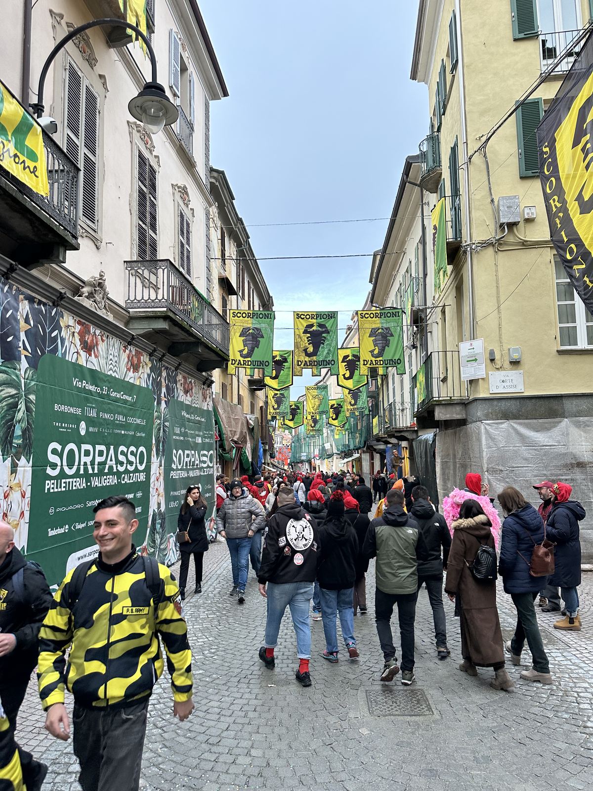 Participantes do Carnaval Histórico caminhando por uma rua de Ivrea