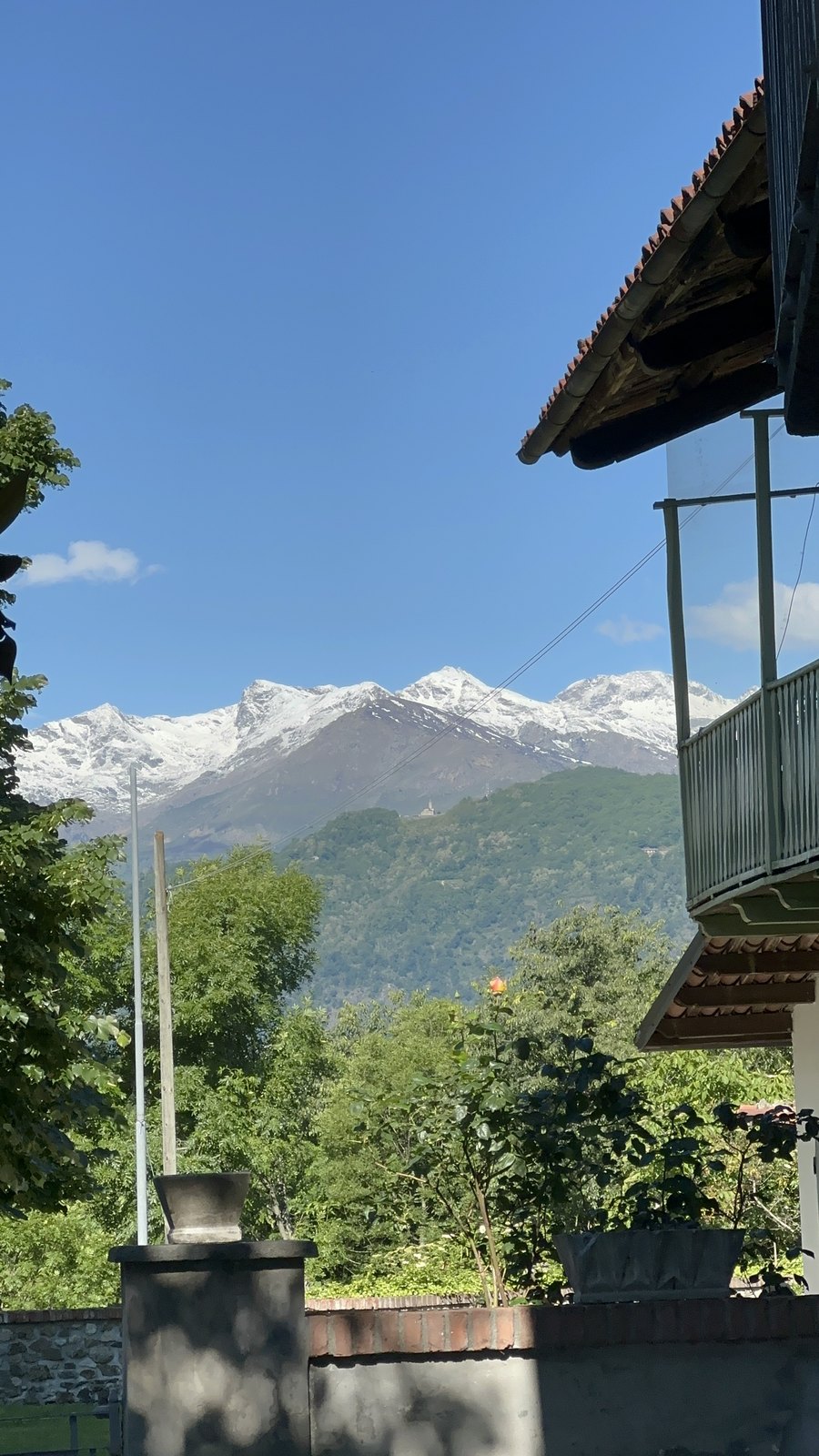 Montanhas do Canavese vistas de uma área verde nos arredores de Ivrea