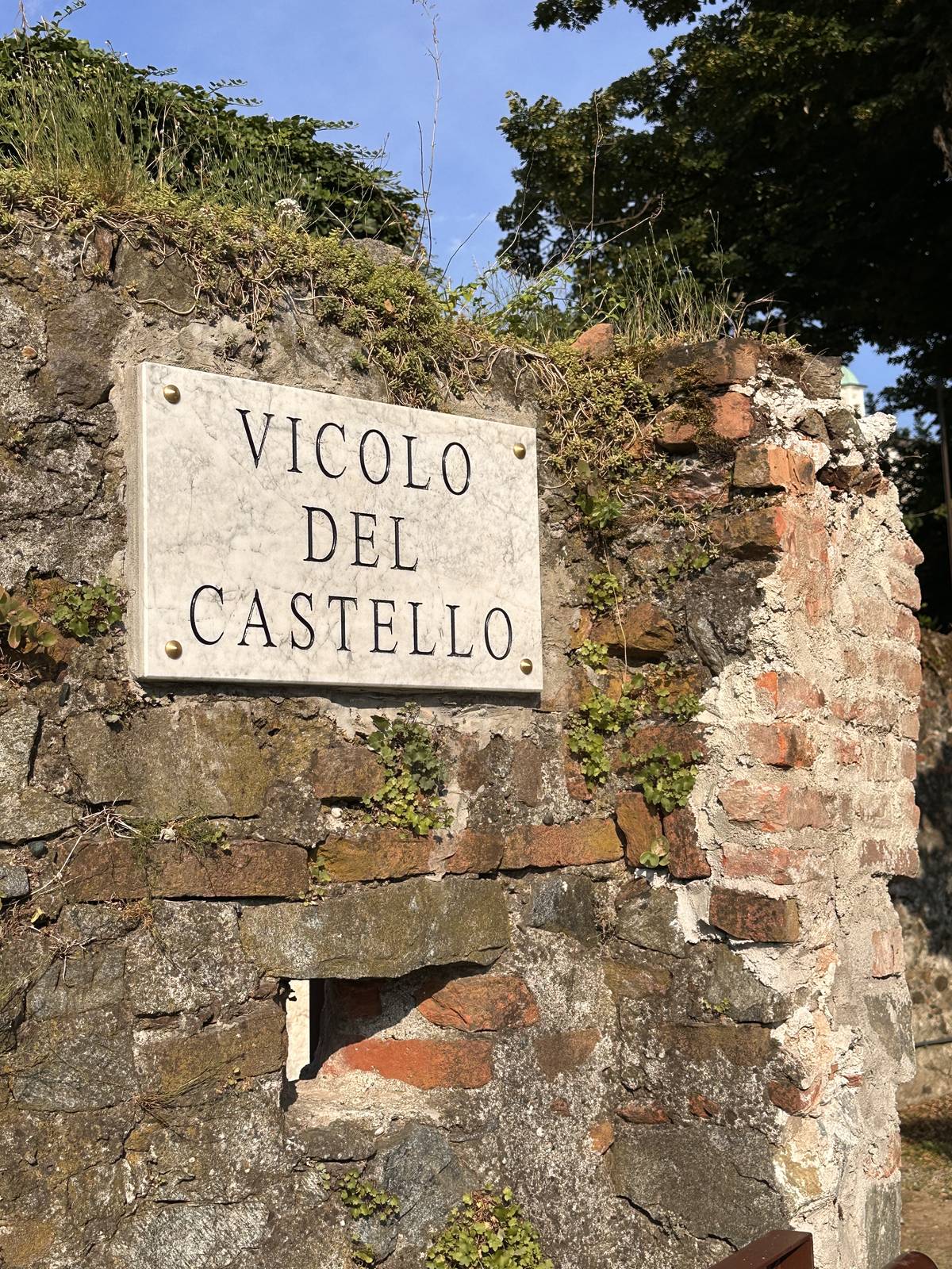 Placa Vicolo del Castello em uma passagem histórica de Ivrea