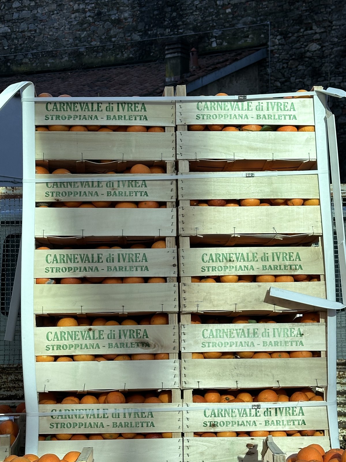 Caixas de madeira com cipolinhas do Canavese em um mercado local