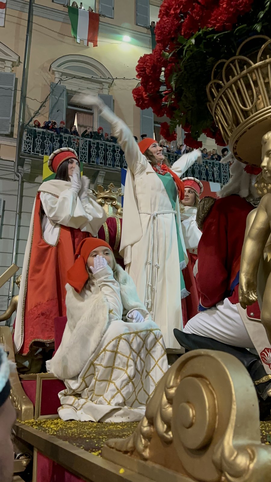 Personagens em um carro alegórico do Carnaval Histórico de Ivrea