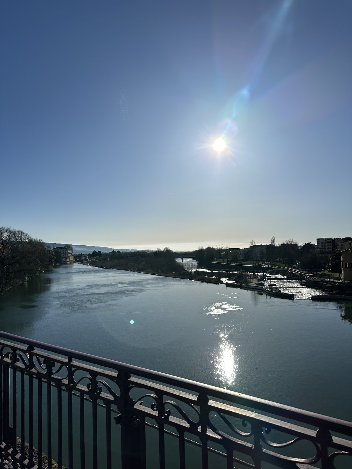 Vista ensolarada do rio Dora Baltea a partir de uma ponte em Ivrea