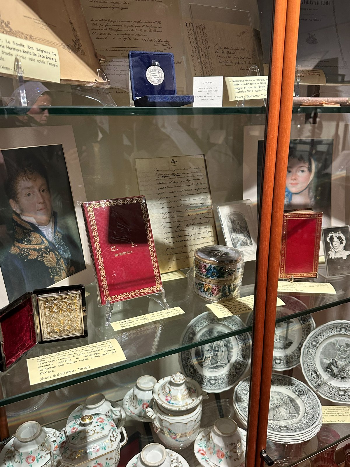 Objetos pessoais e documentos ligados à família Barolo