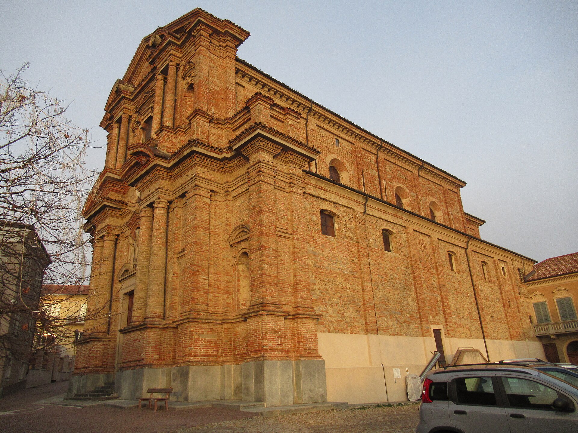 Fachada em tijolos da Chiesa di San Martino, em La Morra