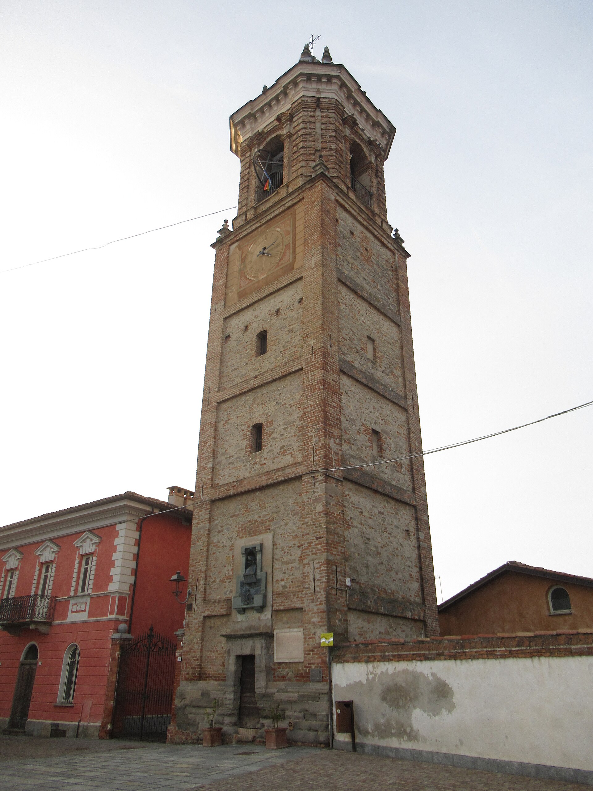 Torre de tijolos com relógio e campanário, em La Morra