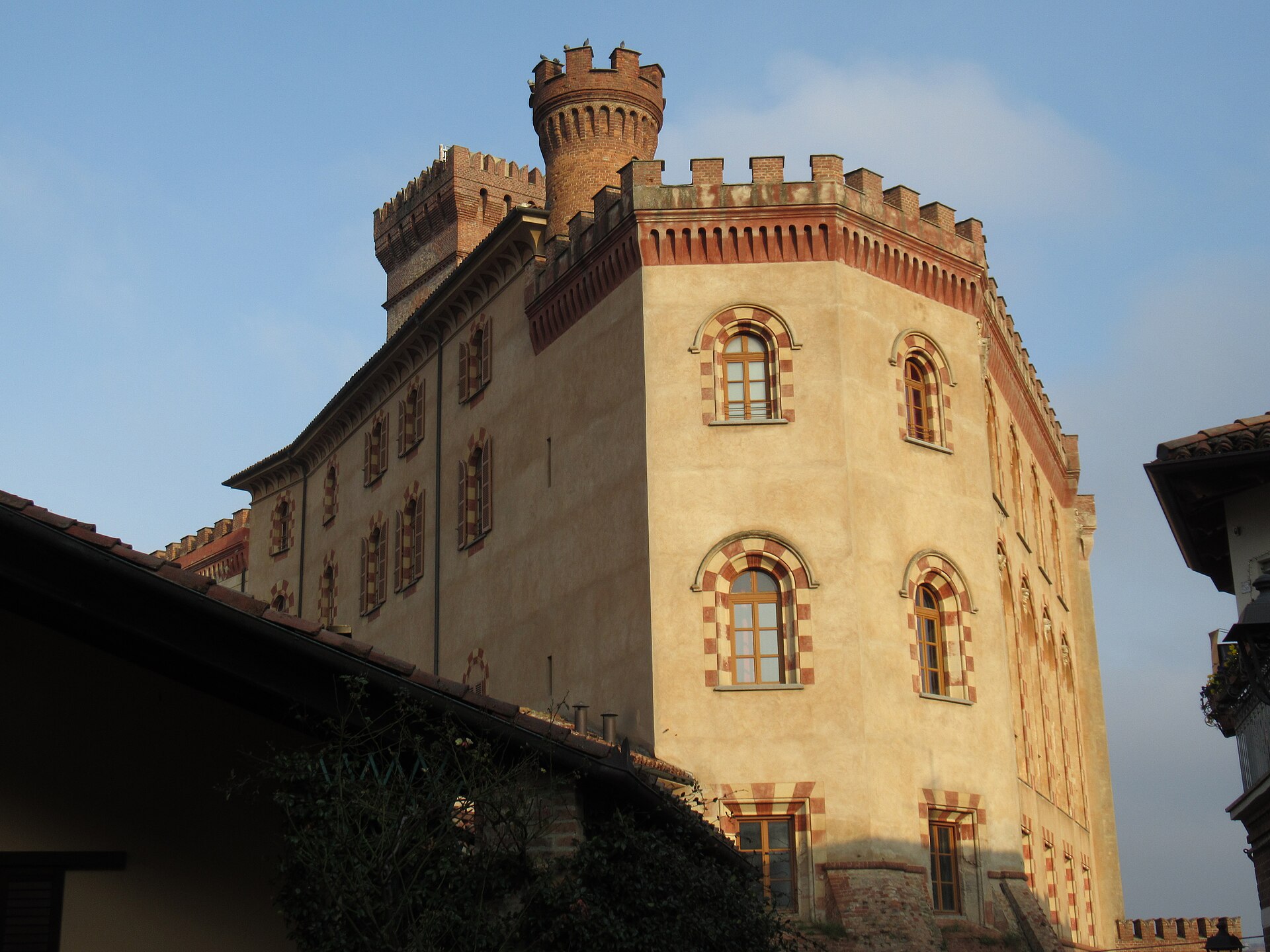 Torres e fachadas do Castello Falletti, no vilarejo de Barolo