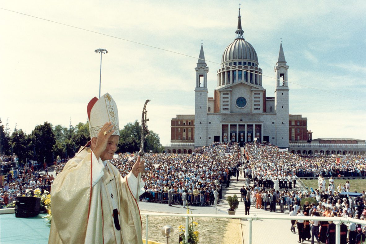 João Paulo II saúda os fiéis diante da Basílica do Colle Don Bosco durante a beatificação de Laura Vicuña em 1988