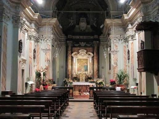 Nave da igreja Madonna del Pilone vista em direção ao altar-mor