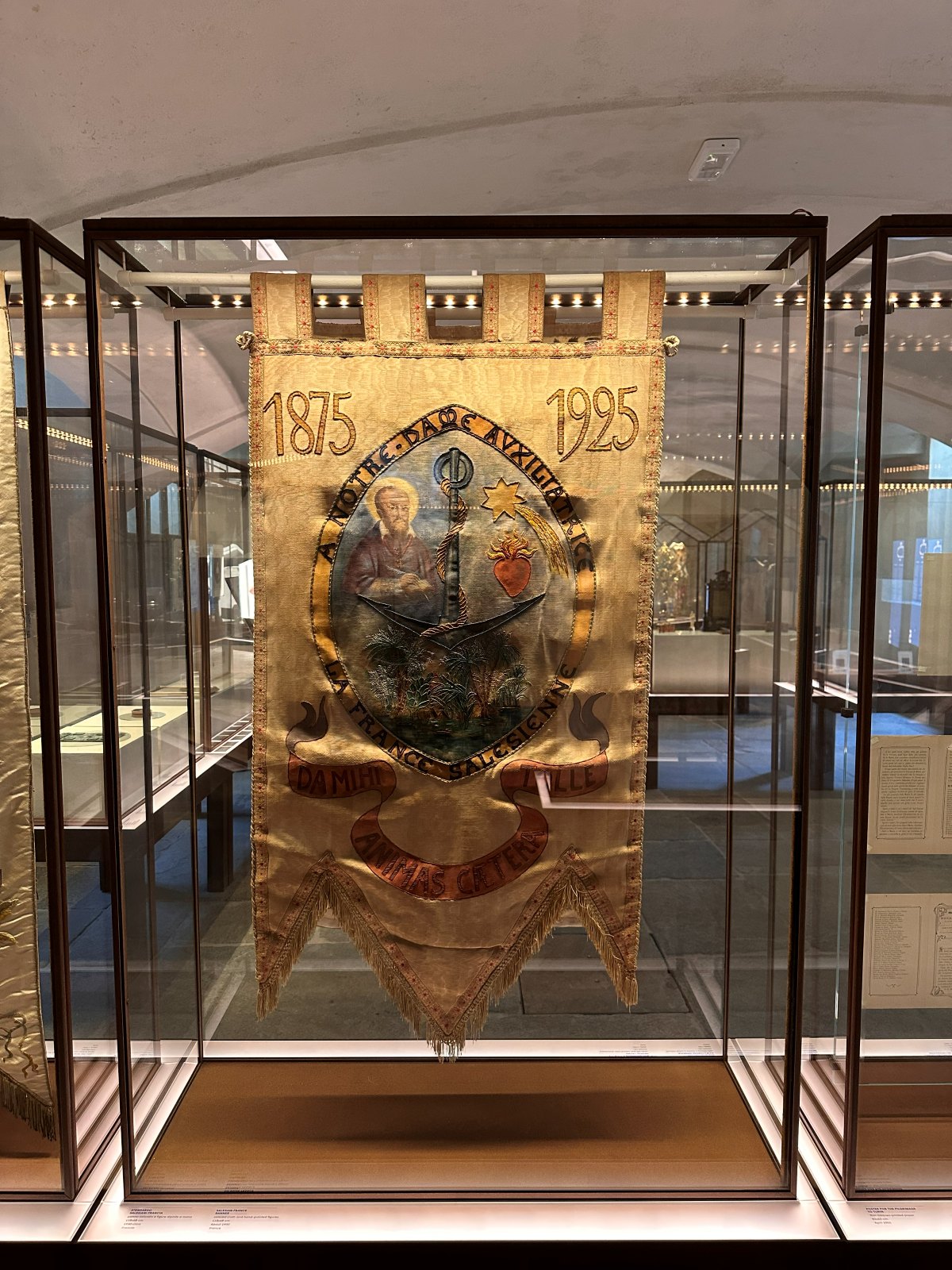 Estandarte salesiano com datas 1875 e 1925 no museu