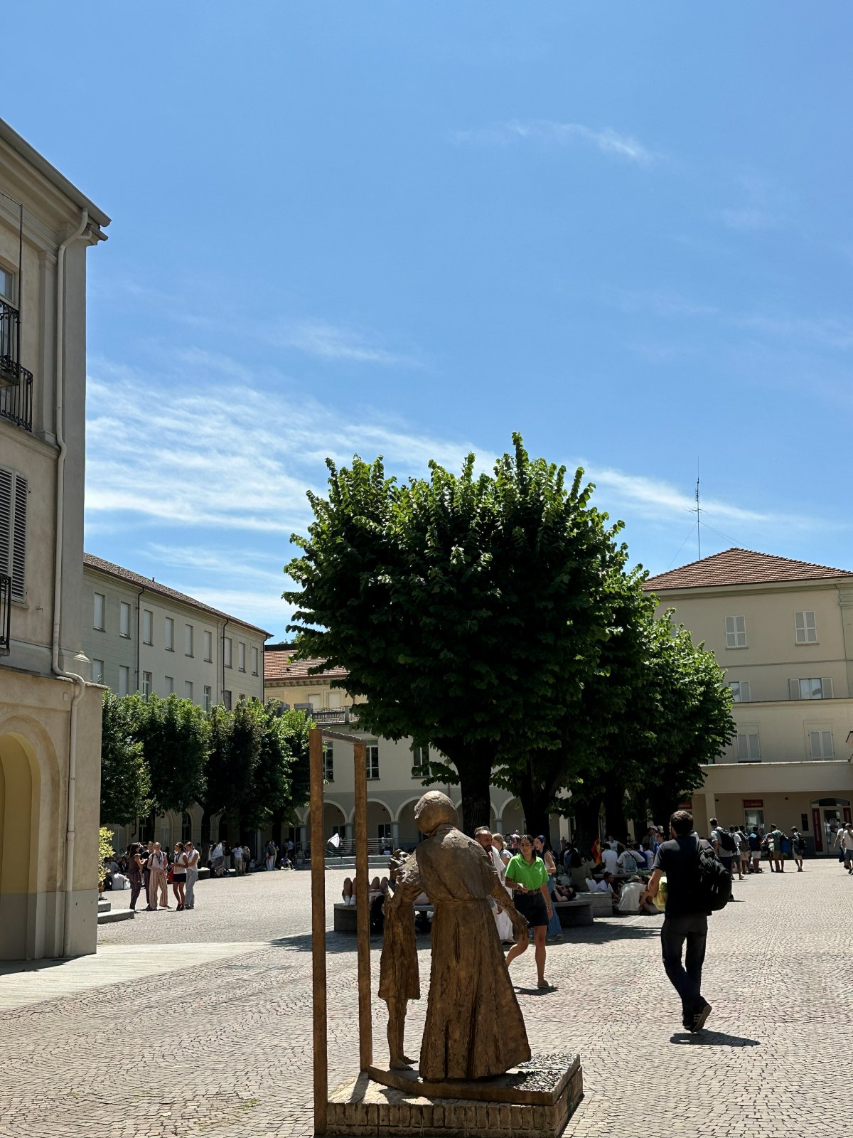 Pátio de Valdocco com estátua de Dom Bosco
