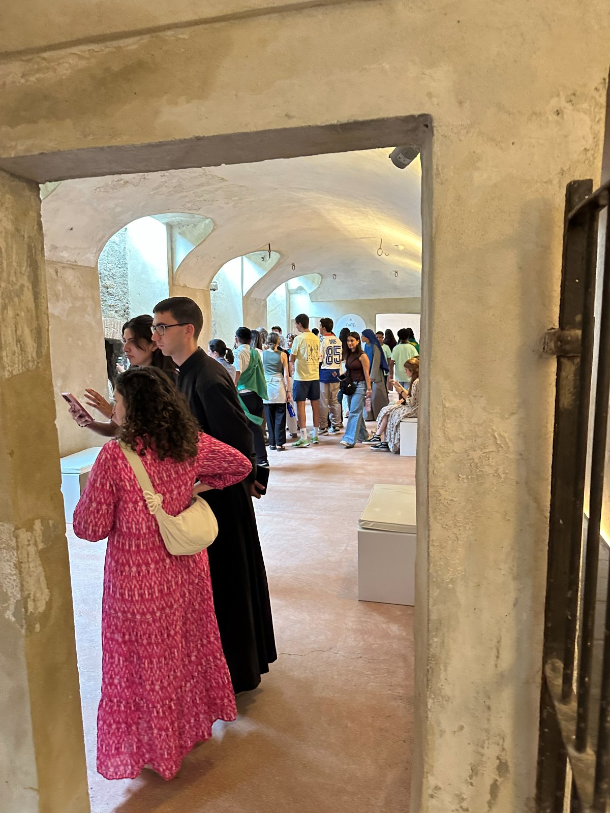Visitantes em visita guiada no Museu Casa Dom Bosco