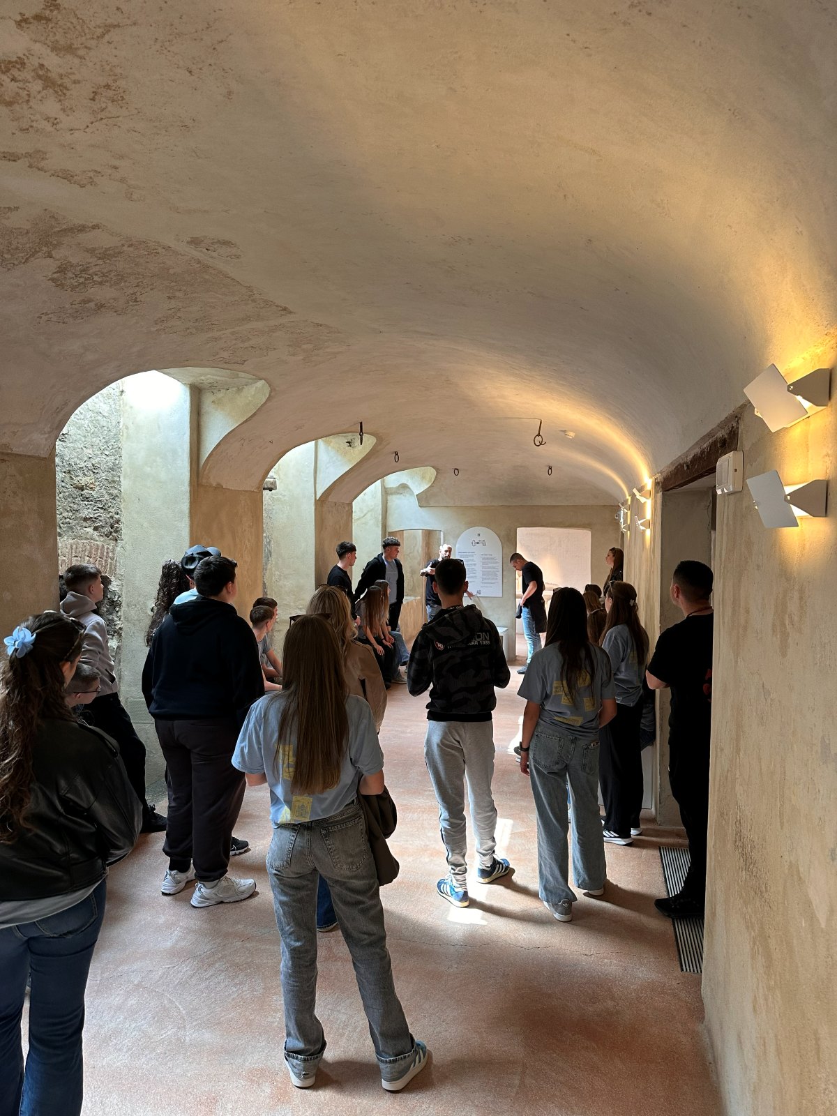 Visita guiada diante de painel do Museu Casa Dom Bosco