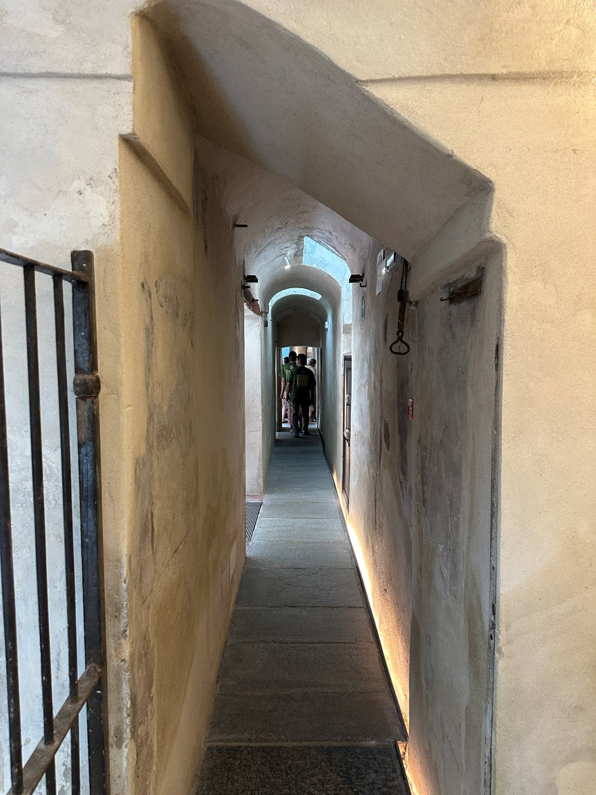 Grupo de visitantes em galeria histórica de Valdocco