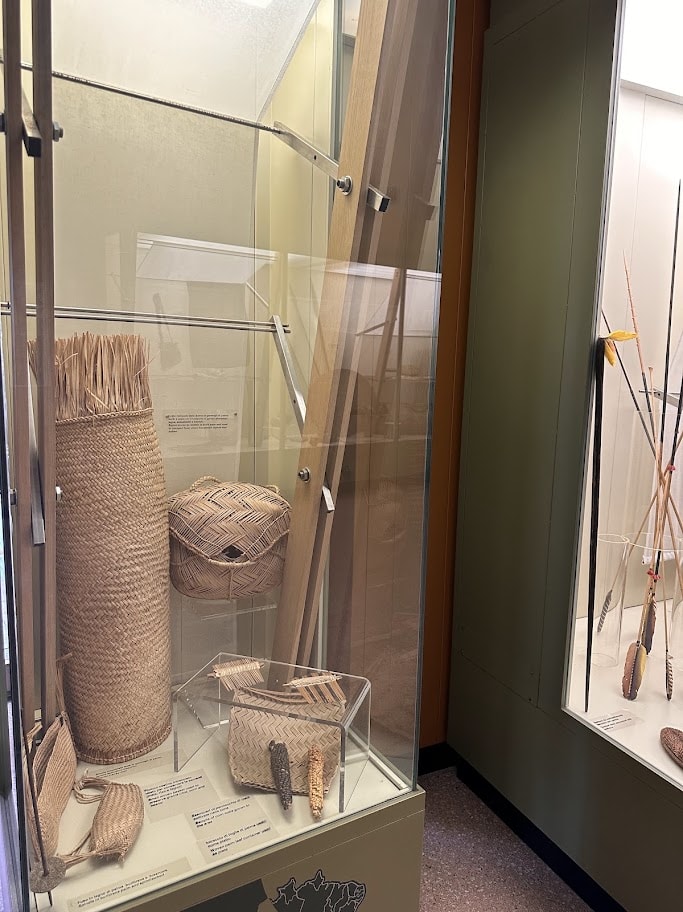 Recipientes e cestos de fibras vegetais na seção brasileira