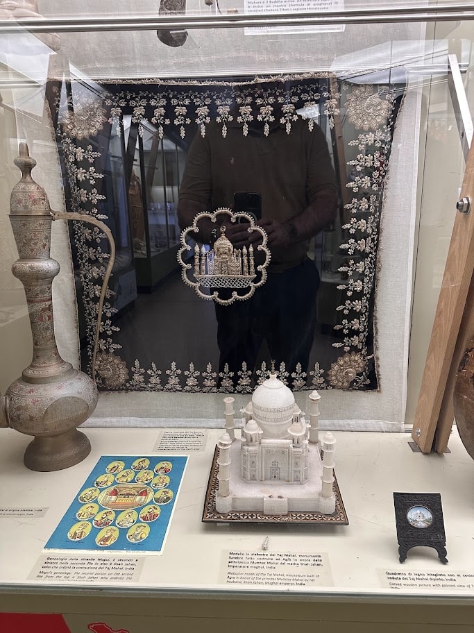 Miniatura branca do Taj Mahal e tecido bordado com sua imagem