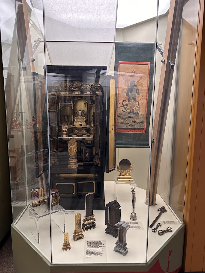 Gabinete com imagens e objetos religiosos na seção japonesa