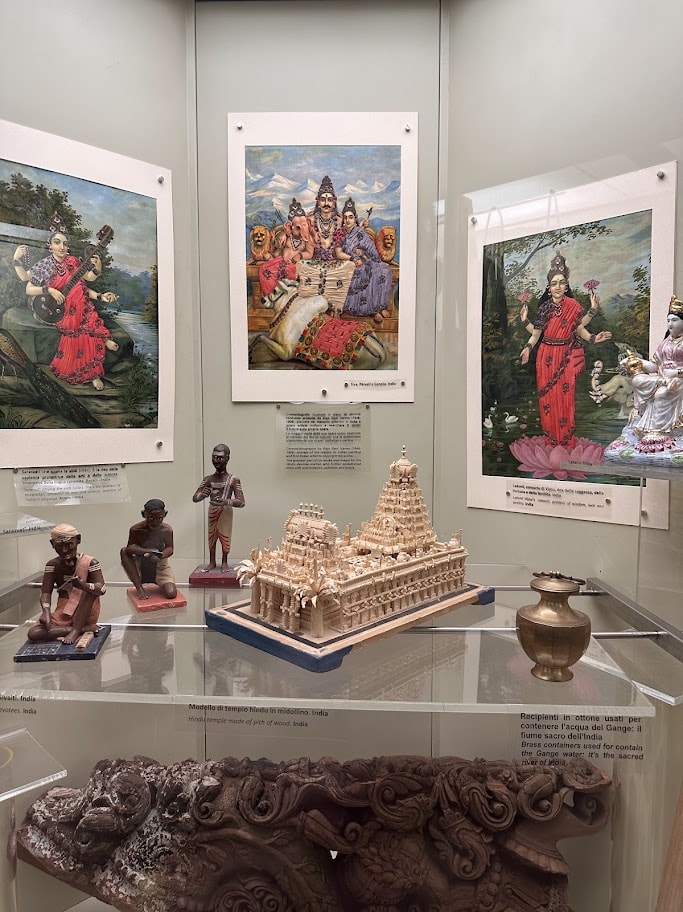 Miniatura de templo e imagens de divindades na seção da Índia