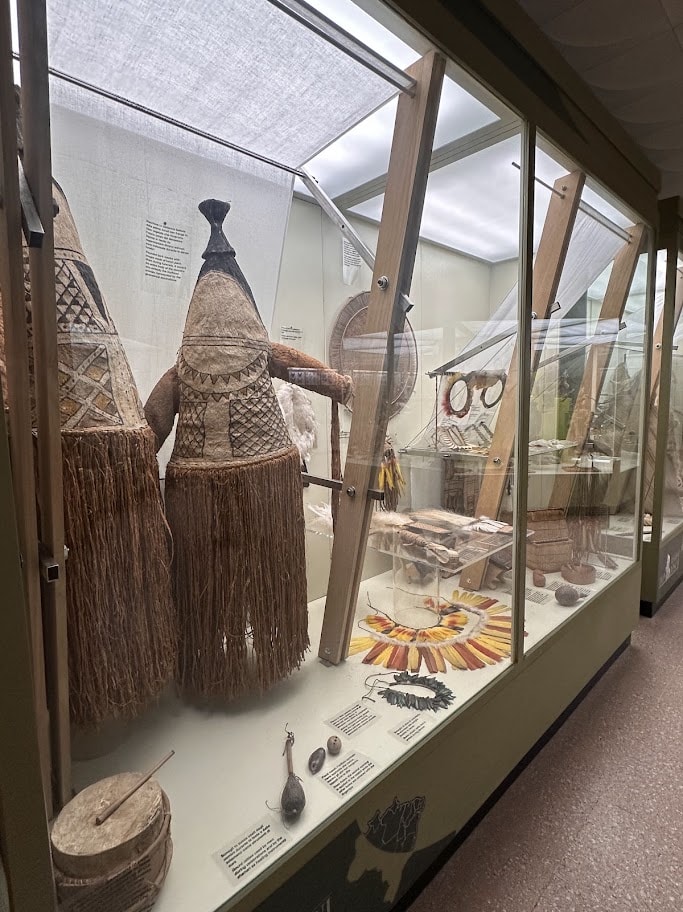 Peças altas de fibras vegetais e ornamentos em vitrine