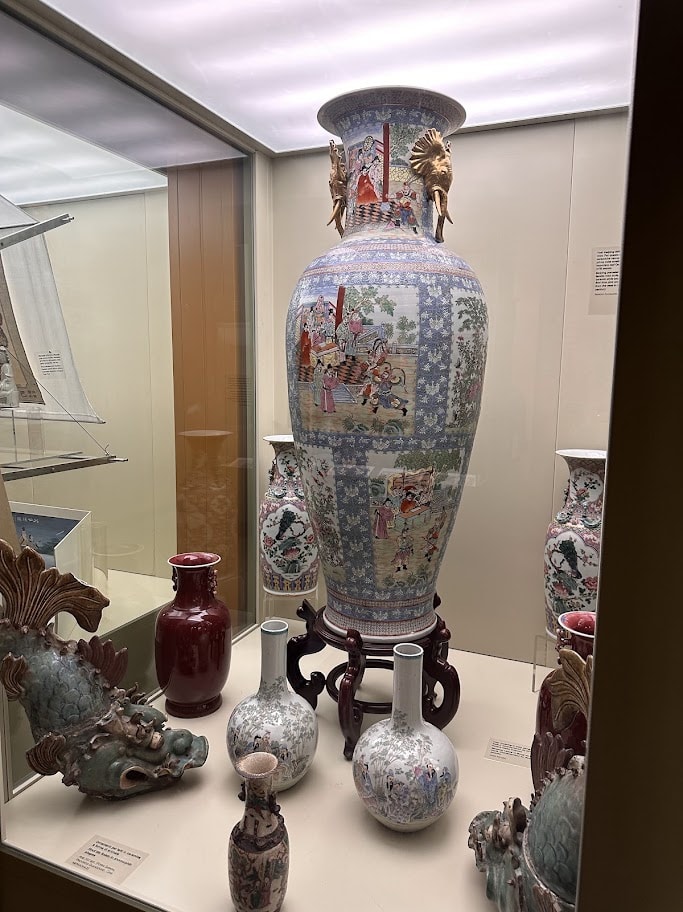 Grande vaso decorado entre outras peças de porcelana