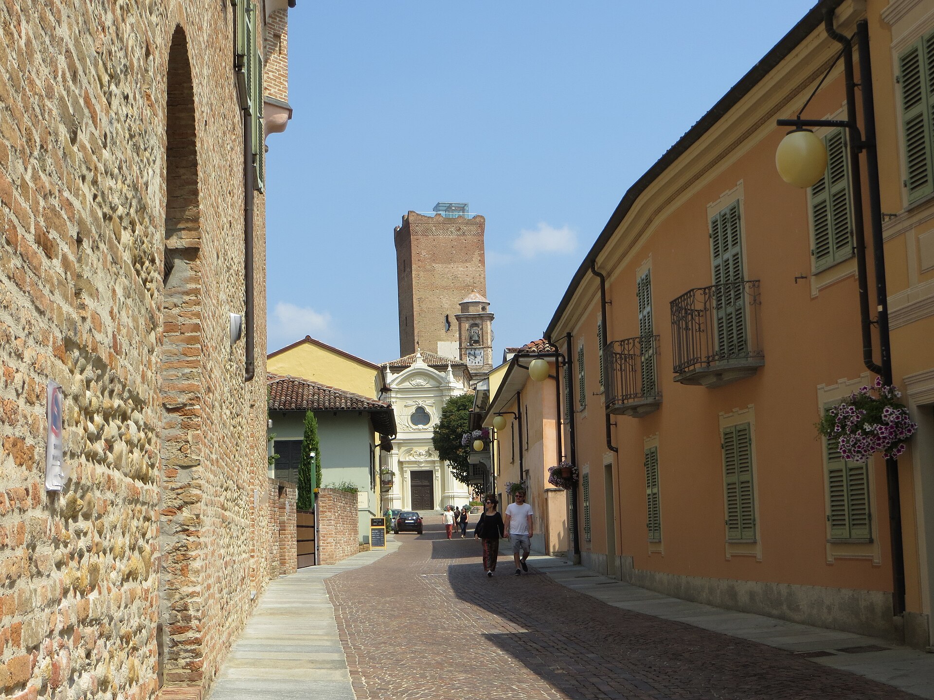 Rua de Barbaresco com fachadas, igreja e torre ao fundo