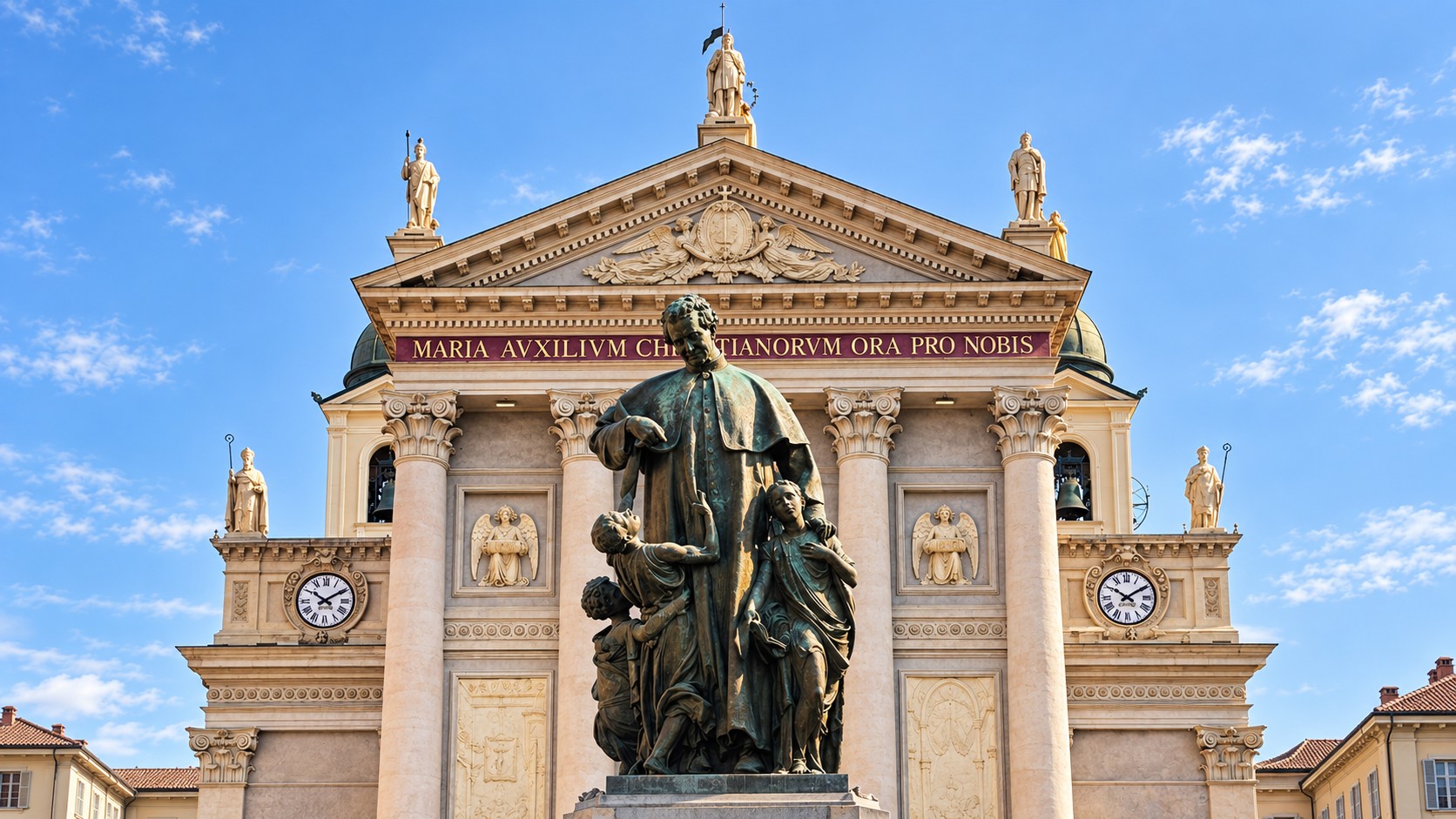 Fachada da Basílica de Maria Auxiliadora e monumento a Dom Bosco em Valdocco