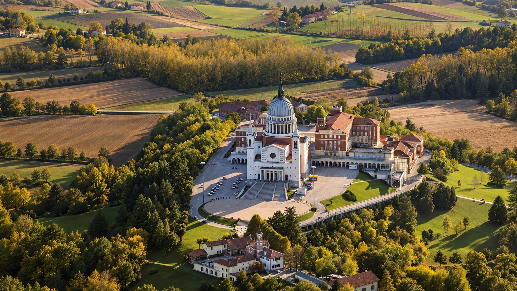 Vista aérea do Santuário de Colle Don Bosco entre as colinas do Piemonte