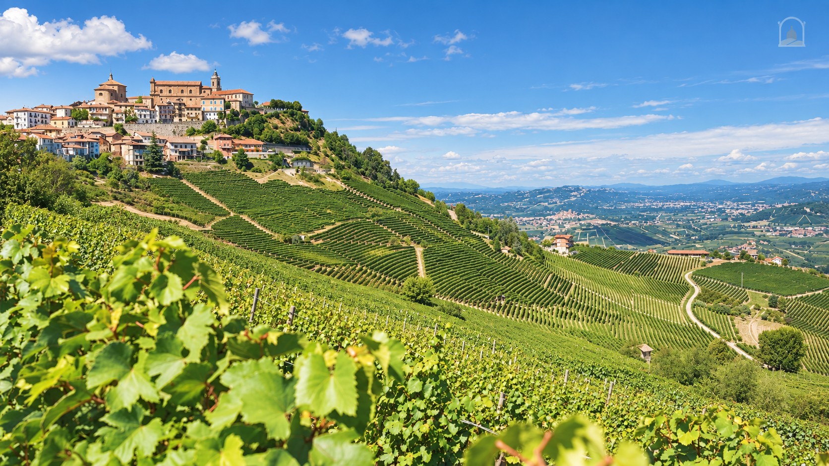 Vinhedos e vila histórica nas colinas do Piemonte
