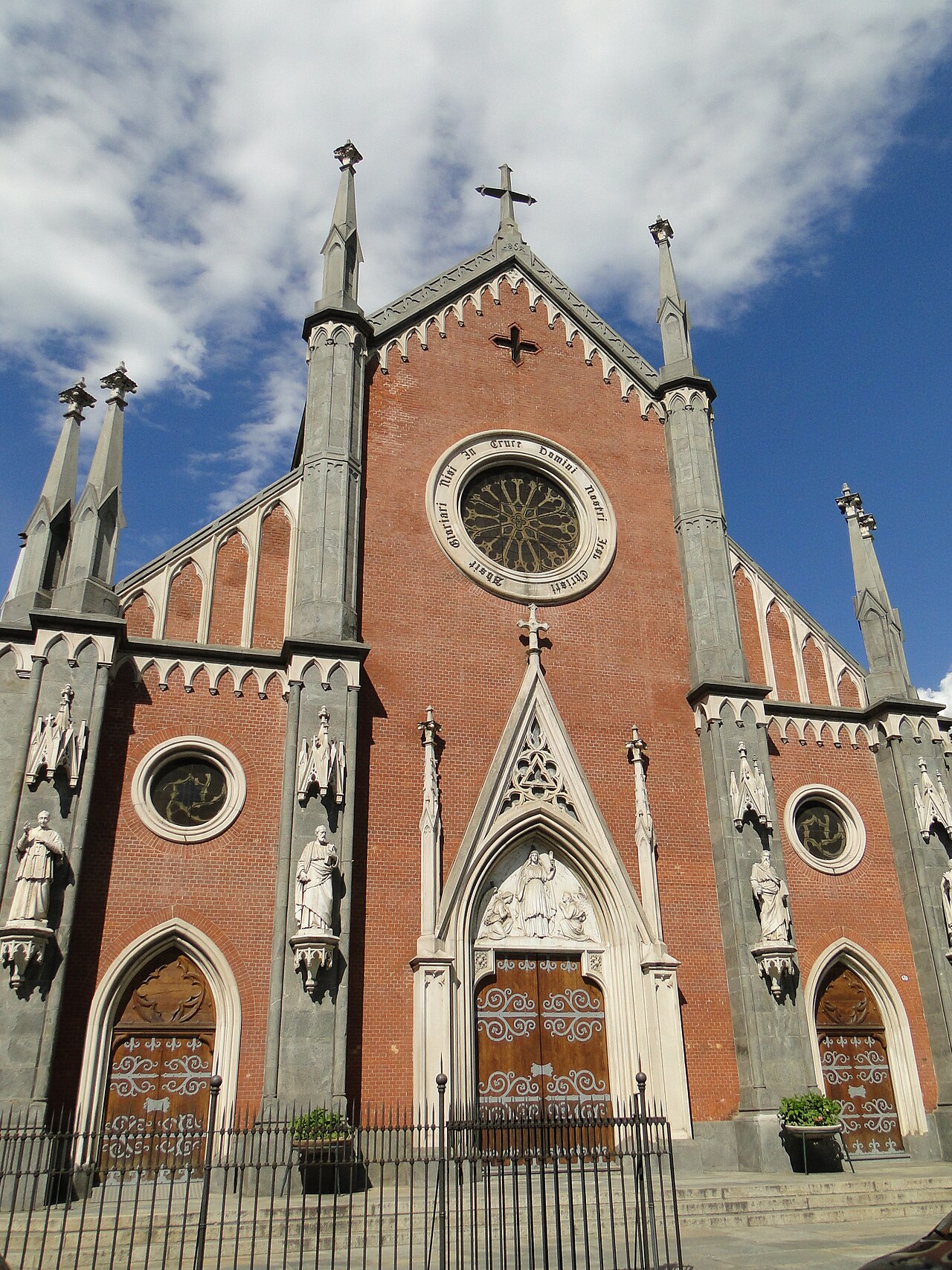 Fachada neogótica da igreja de Santa Giulia em Vanchiglia, Turim