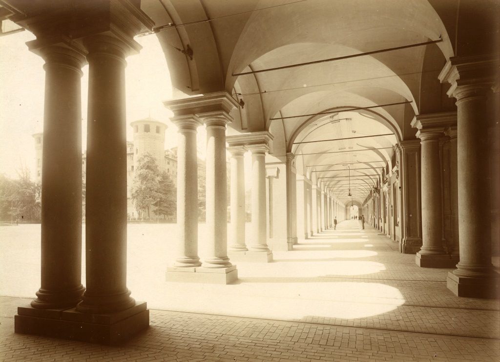 Pórticos da ala da Prefeitura na Piazza Castello fotografados em perspectiva em 1925