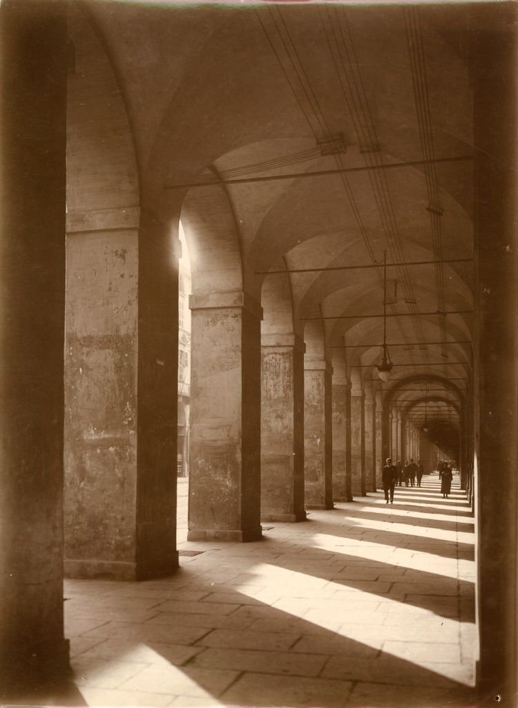 Pórticos de Via Po em perspectiva com pedestres e sombras, por volta de 1925