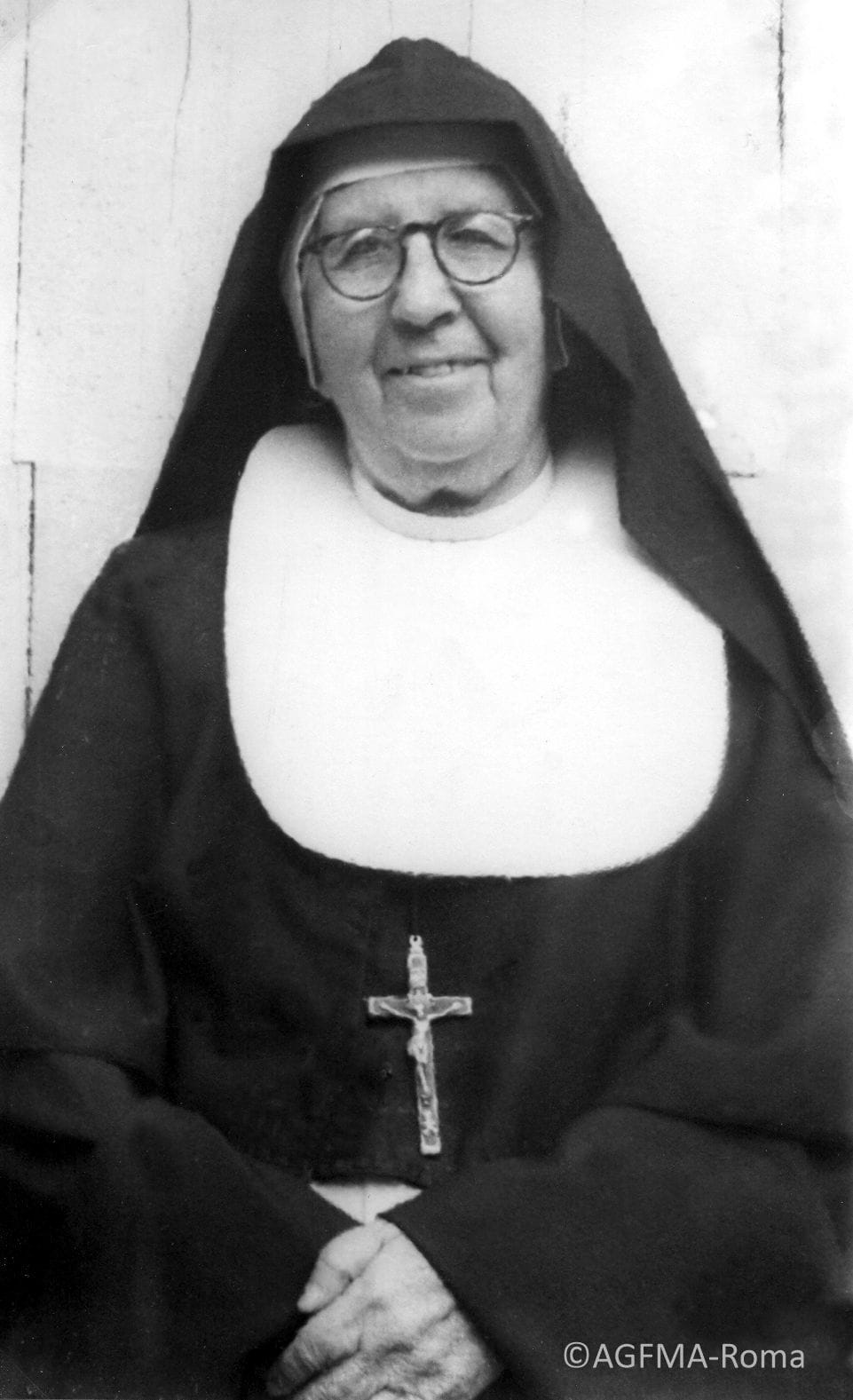 Maria Troncatti de hábito religioso, óculos e crucifixo, em fotografia em preto e branco