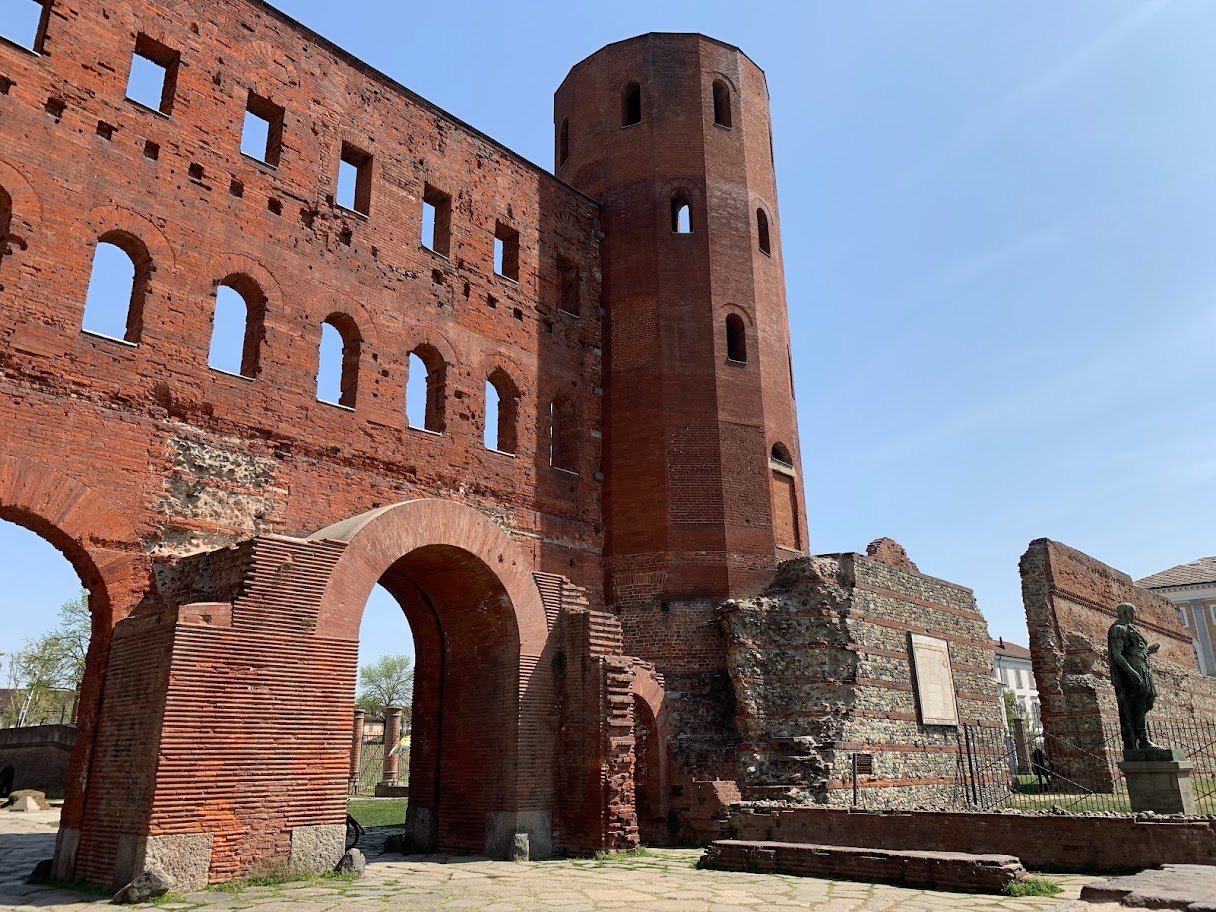 Torres de tijolos e arcos da Porta Palatina, em Turim