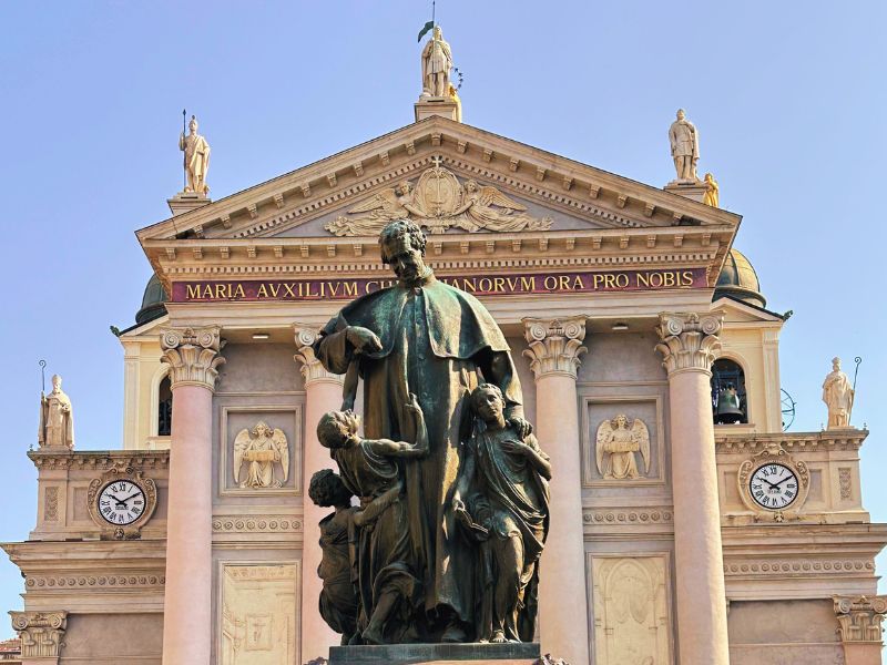 Monumento a Dom Bosco diante da fachada da Basílica de Maria Auxiliadora