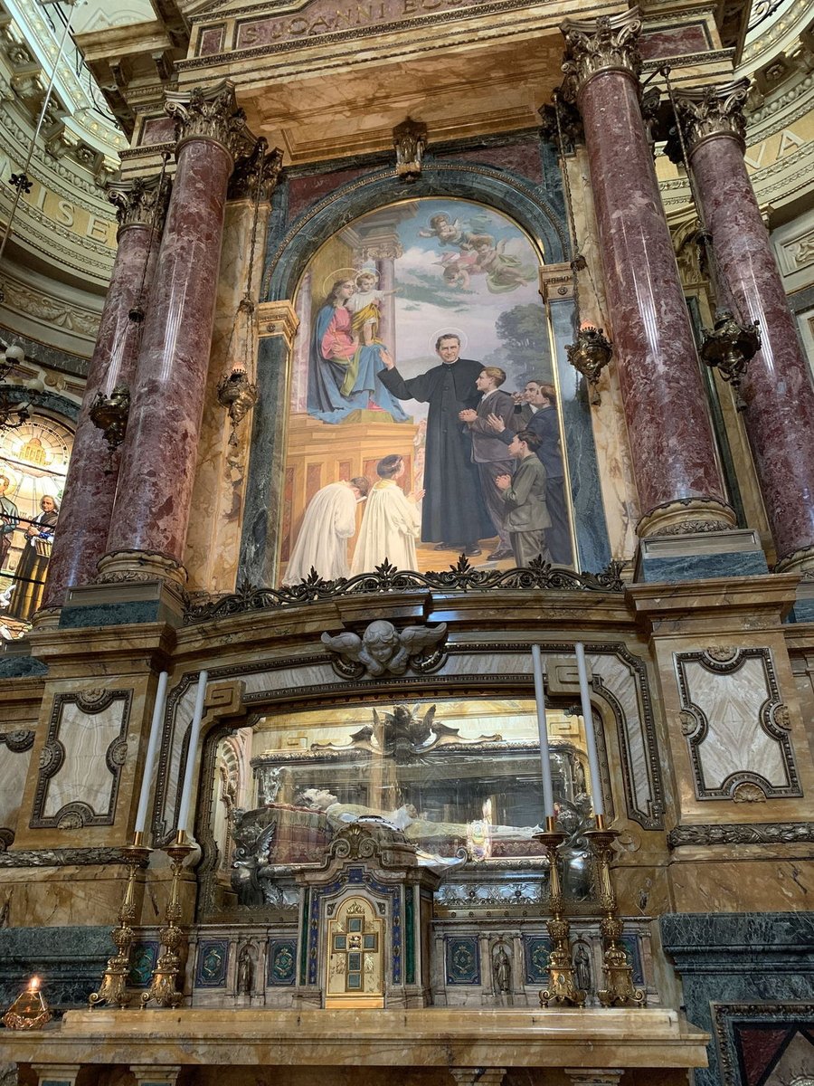 Altar e urna de Dom Bosco na Basílica de Maria Auxiliadora em Valdocco