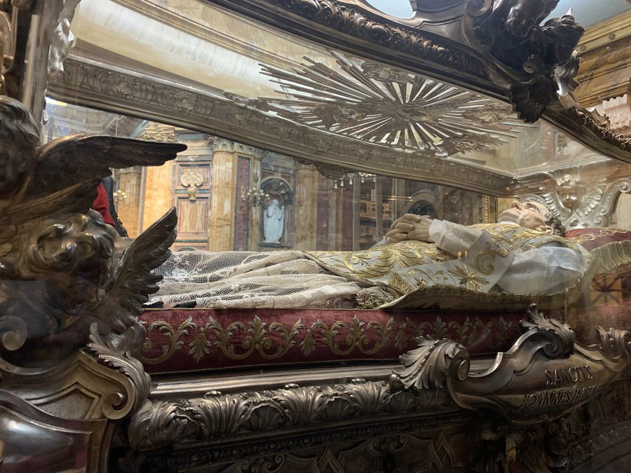 Urna de Dom Bosco na Basílica de Maria Auxiliadora em Valdocco