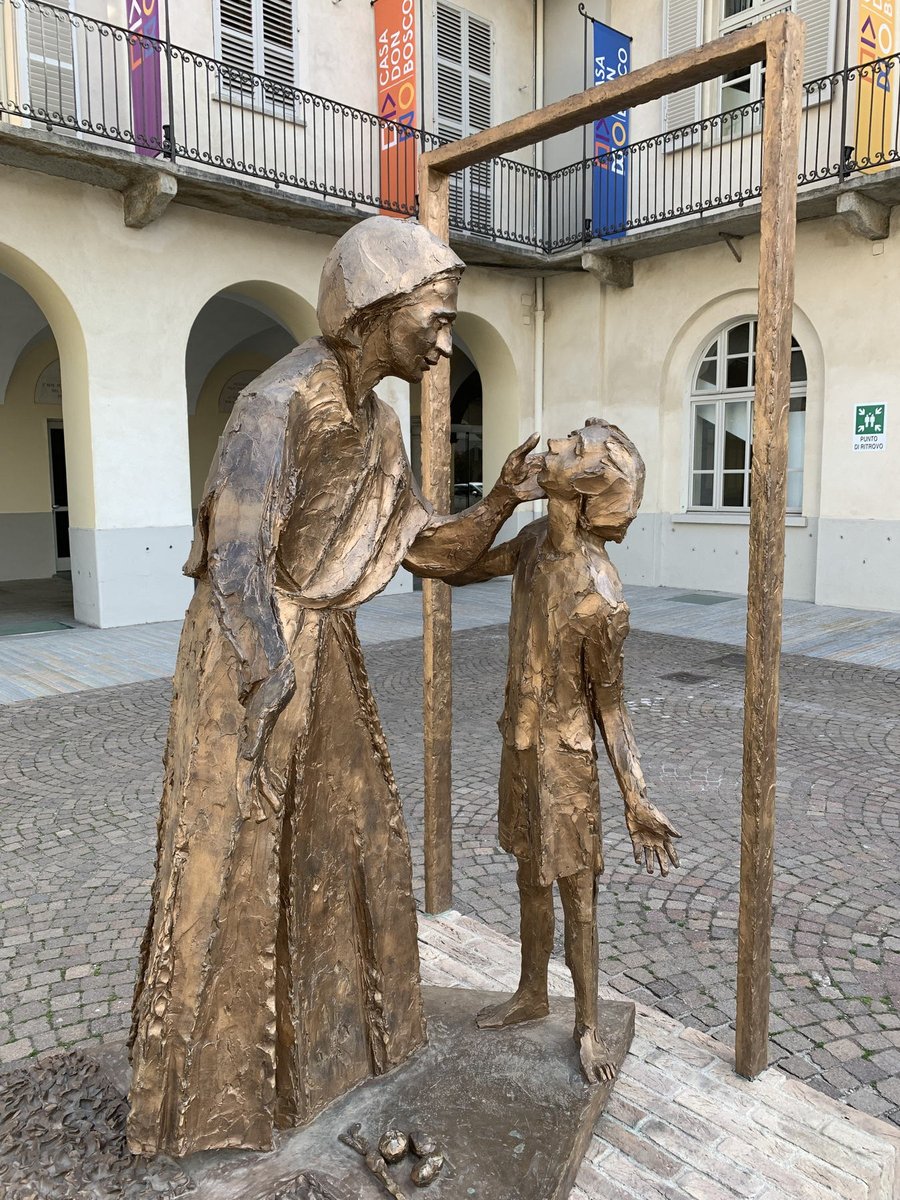 Monumento a Mamma Marguerita no local onde ela fez sua Horta para alimentar o Oratório