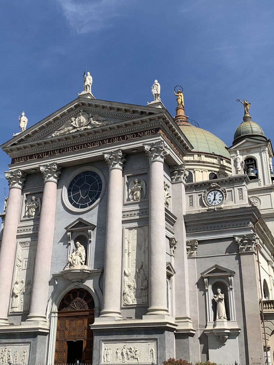 Fachada da Basílica de Maria Auxiliadora em Valdocco