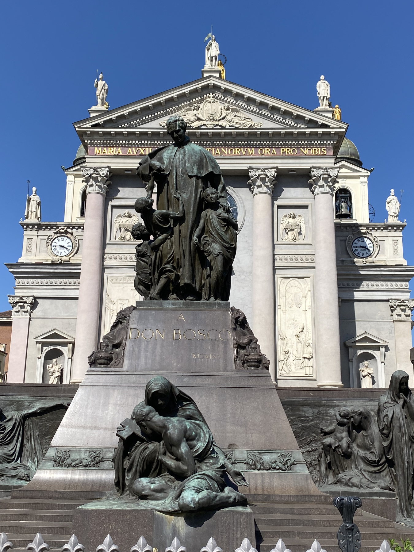 Fachada da Basílica de Maria Auxiliadora em Valdocco