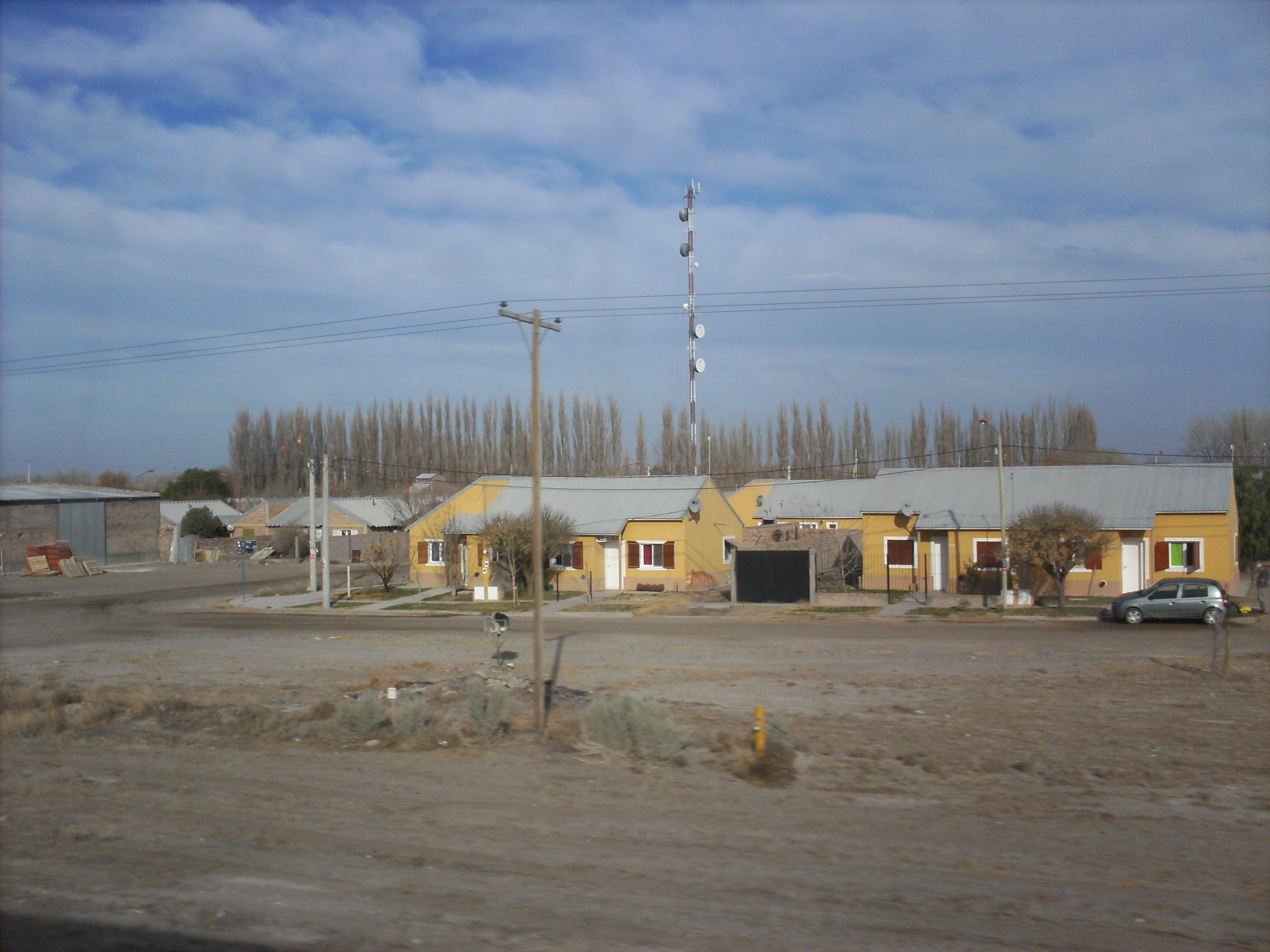 Paisagem urbana de Chimpay, na província de Río Negro, Argentina, sob um céu nublado